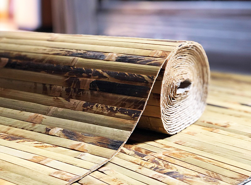 Istnieją również tapety wykonane z naturalnych materiałów – bambusa i korka. Bambus wygląda stylowo, zwłaszcza jeśli wnętrze ma orientalny smak. Jeśli twojemu nastolatkowi to się podoba, dlaczego nie?