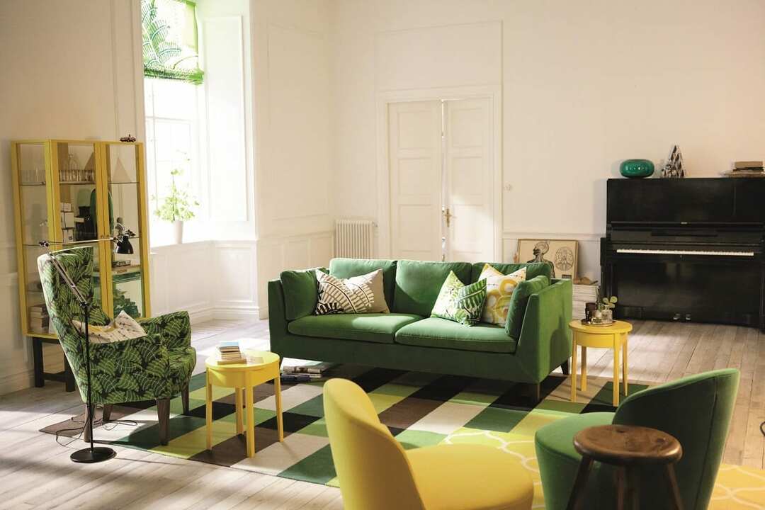 Zaļš dīvāns skandināvu stila interjerā