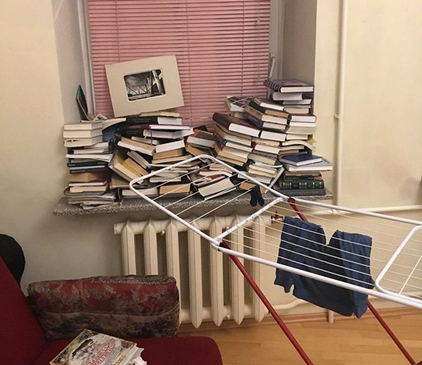 Some corners of the apartment convey the true feel and worldview of the rapper. So, on one of the windowsills there is a pile of books, and laundry is drying nearby - almost like in a communal apartment