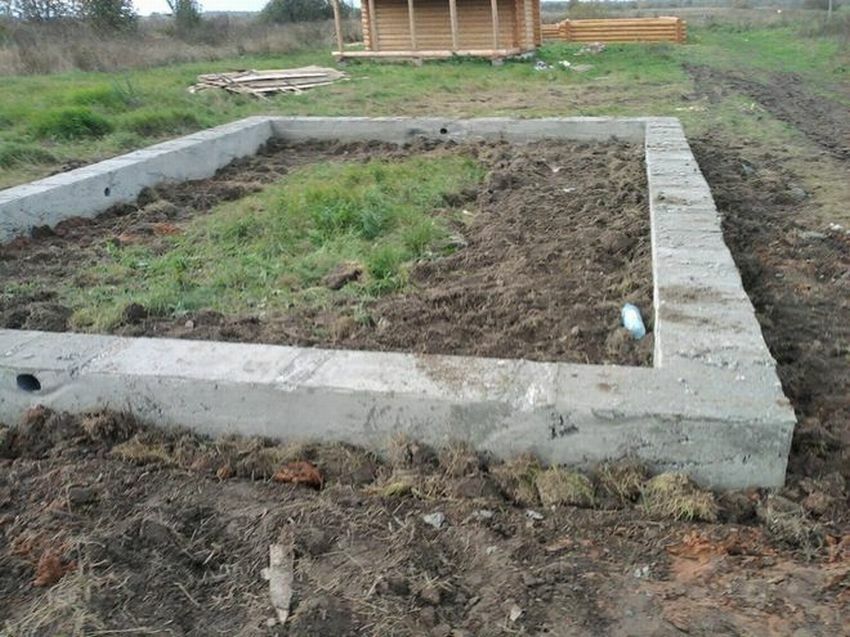 Versterkte betonnen funderingstape voor een zomerhuisje