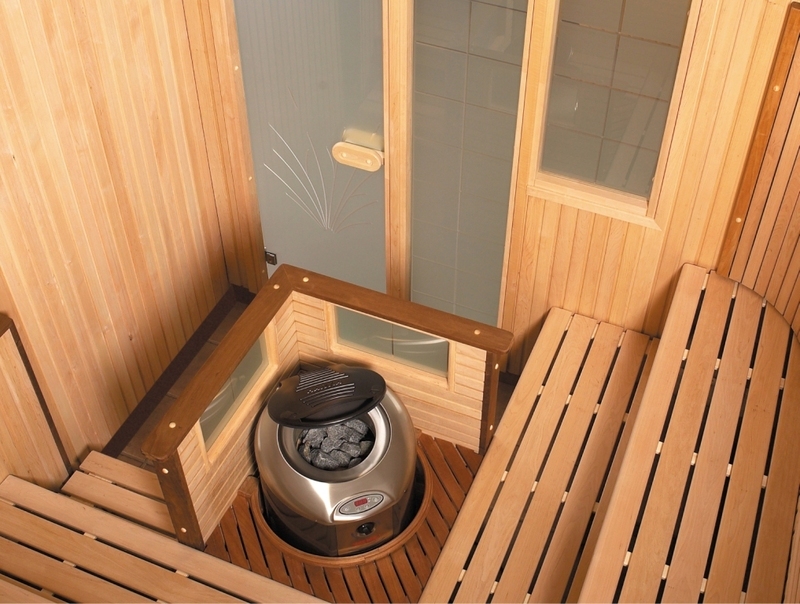 Komfur-pejs i en miniature sauna på loggiaen