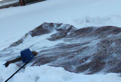 Hoe het tapijt in de sneeuw schoon te maken en op de juiste manier te verwijderen?