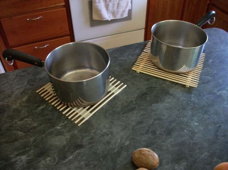 Čo môžete urobiť horúci stojan pre kuchyňu: 12 praktických nápadov