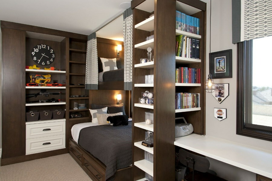 Móveis compactos em um quarto para dois adolescentes