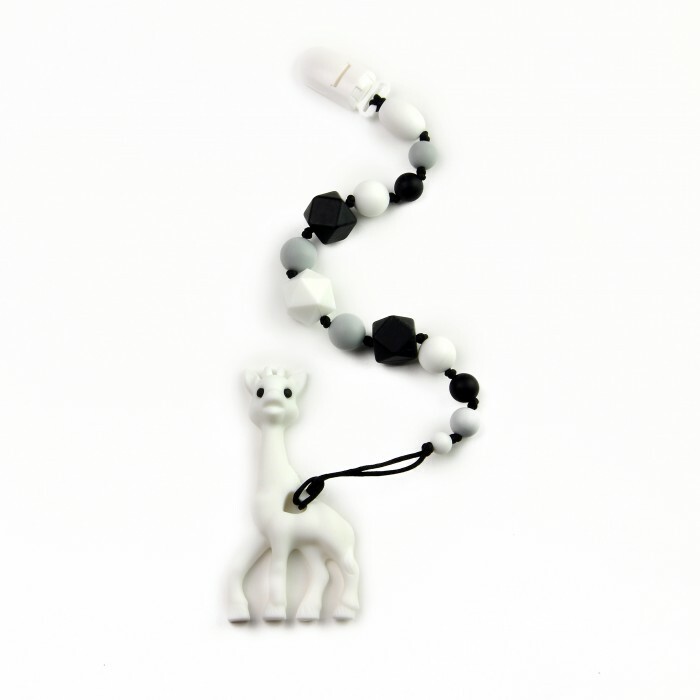 Hryzátko MamSi Monochromatické kousátko na držáku s klipem Žirafa