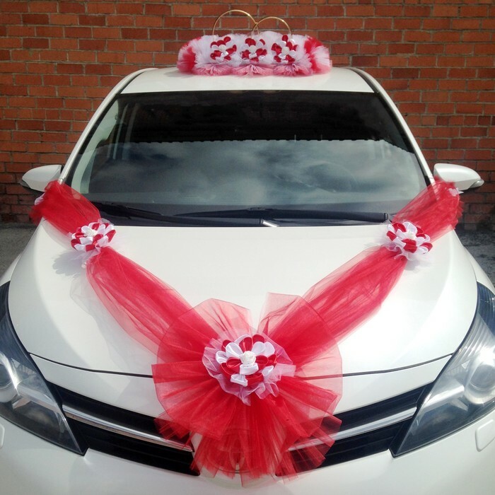 Juego para la decoración del automóvil " Kanzashi": anillos en el techo, un lazo en el radiador, 4 lazos en las manijas, 2 cintas en el capó, blanco-rojo