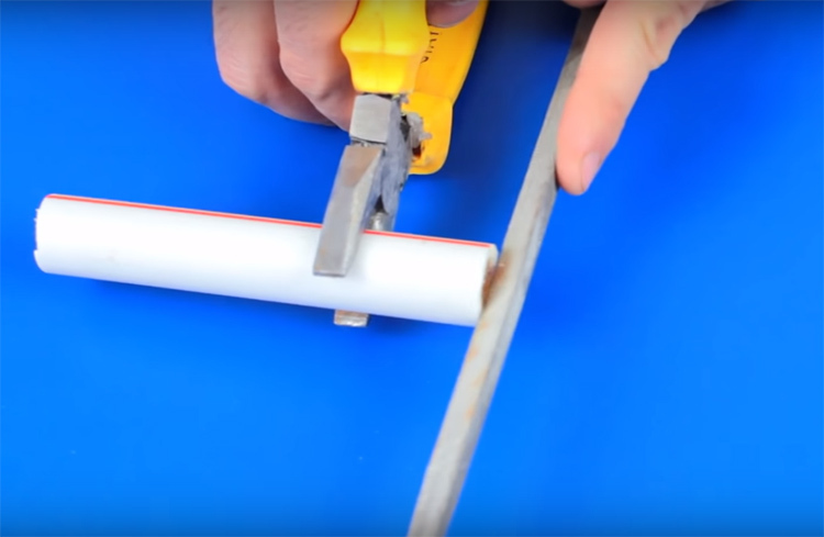 Prepare un trozo de tubo de plástico de unos 15 cm de largo, lije el borde con una lima