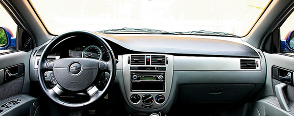 Panoramica di una delle auto più economiche: Chevrolet Lacetti