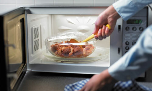 Väg för och nackdelar med att använda mikrovågsugn i ditt kök