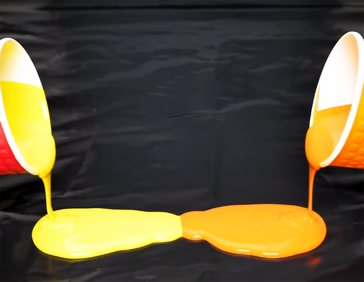 Mischen Sie auf einem Stück Polyethylen zwei Farben gelb und orange