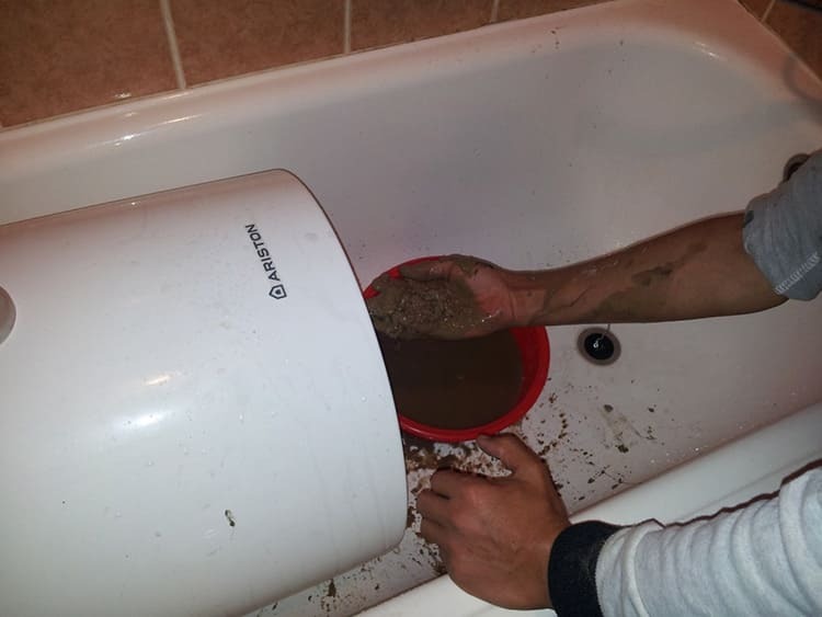 Alternativt kan pannan tas bort från väggen och rengöras direkt i badet