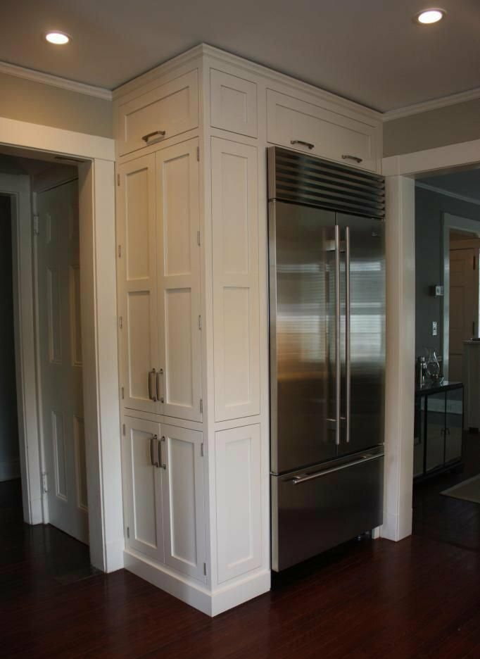 Neoklassieke hal met koelkast in het interieur