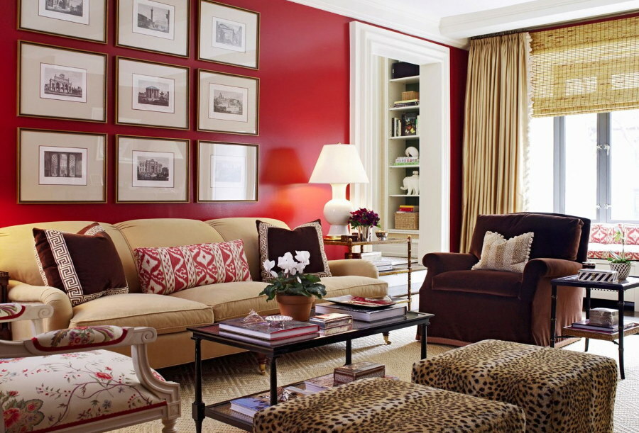 Sarkana siena istabā ar smilškrāsas dīvānu