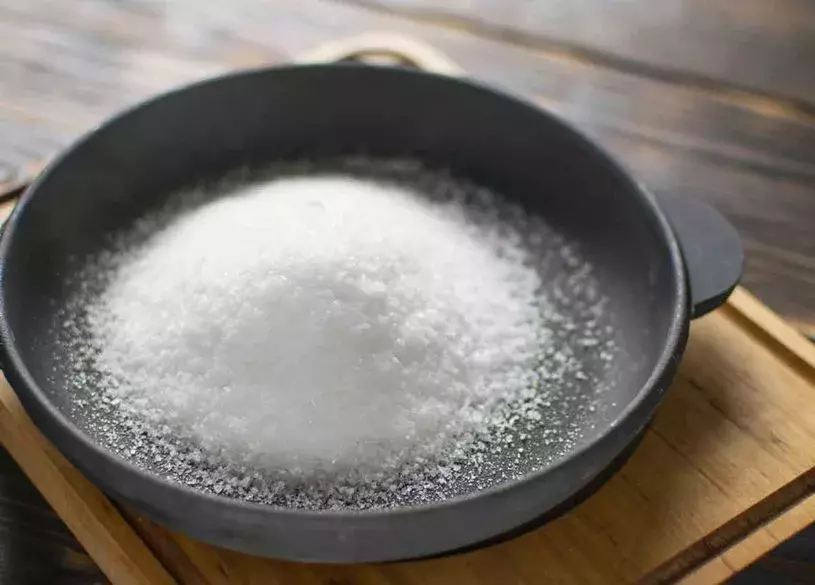 limpando a panela com sal