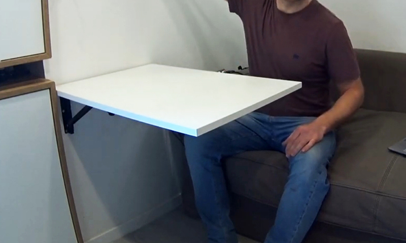 משטח שולחן המחובר למנגנון קיפול מפעל הוא הגרסה הפשוטה ביותר של שולחן מתקפל.