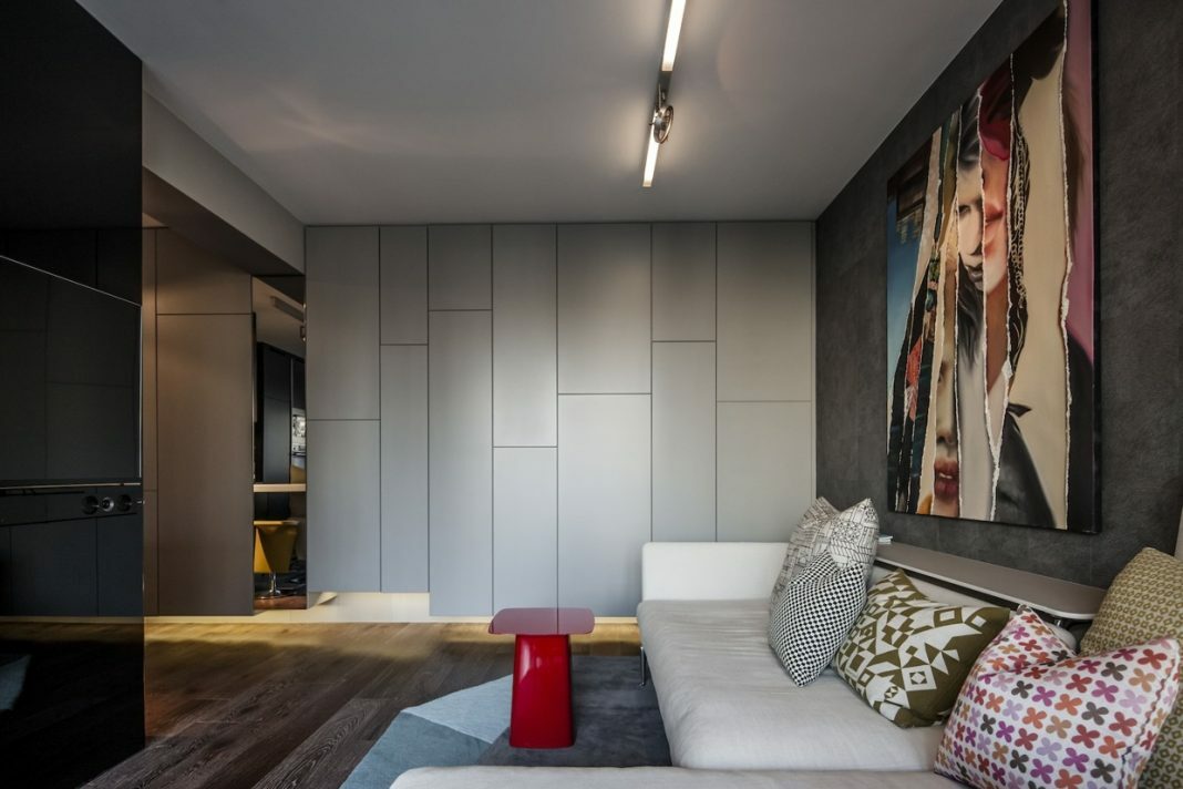 Interiören i lägenheten i stil med minimalism för en man