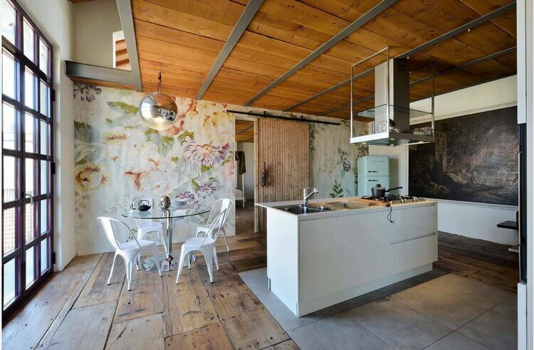 Dřevěný strop v prostorné kuchyni