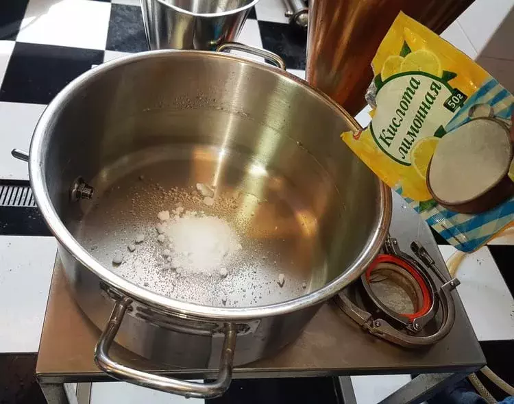 hoe maak je een pot schoon met citroenzuur?