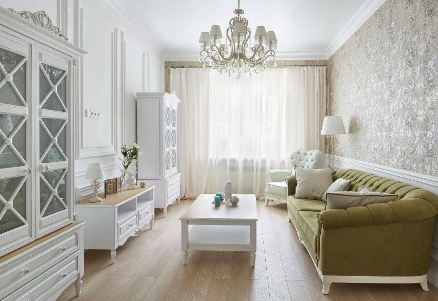Olivgrünes Sofa in einem weißen Wohnzimmer