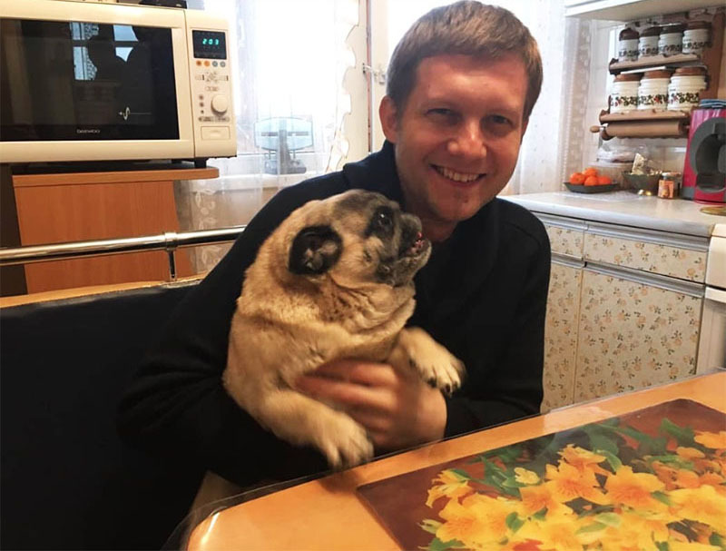 Boris Korchevnikov is lid van de Society for the Protection of Animals, dus afdelingen verschijnen vaak in zijn appartement