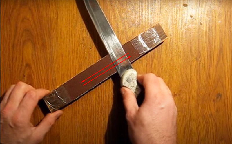 Agora, sem fazer muito esforço, você precisa mover a lâmina para frente e para trás, tentando manter a faca bem nivelada, sem incliná-la ou levantá-la da superfície do abrasivo