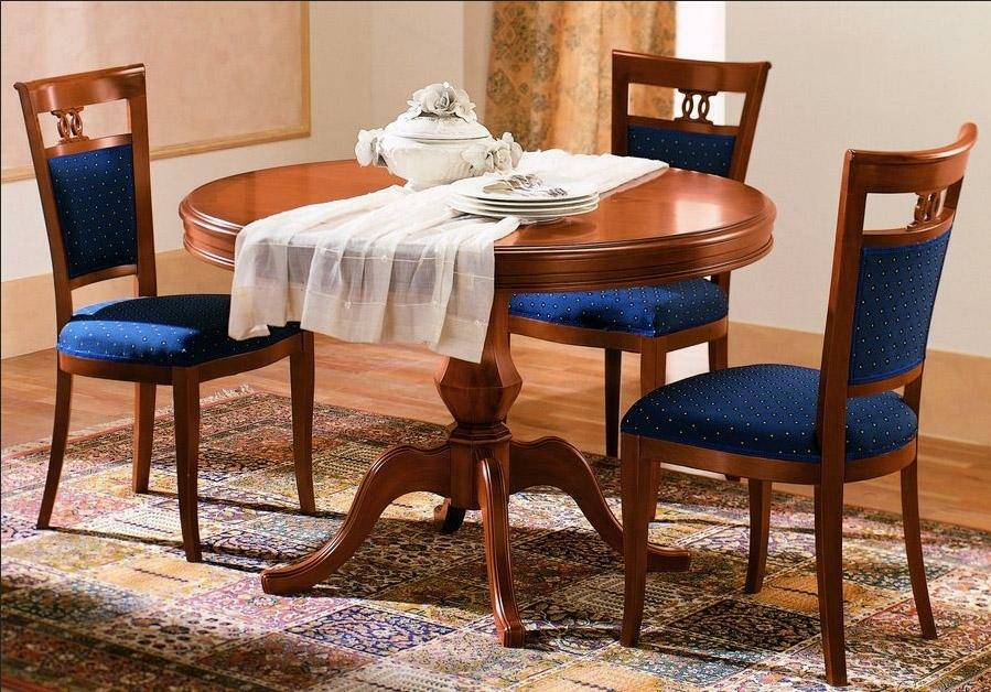 laud ja toolid klassikalises elutoas