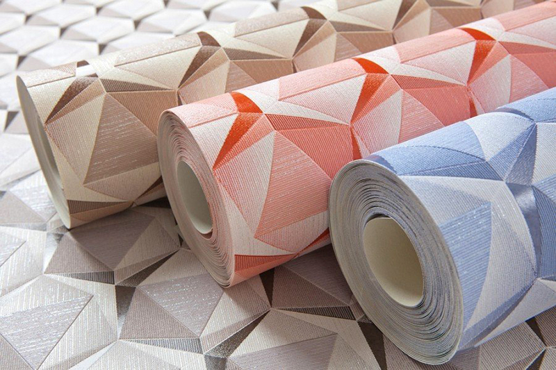 Em geral, se você escolher papel de parede de papel grosso, duplex ou triplex não é uma opção tão ruim: barato, simples e pouco antes do próximo reparo, não é tão lamentável gastar