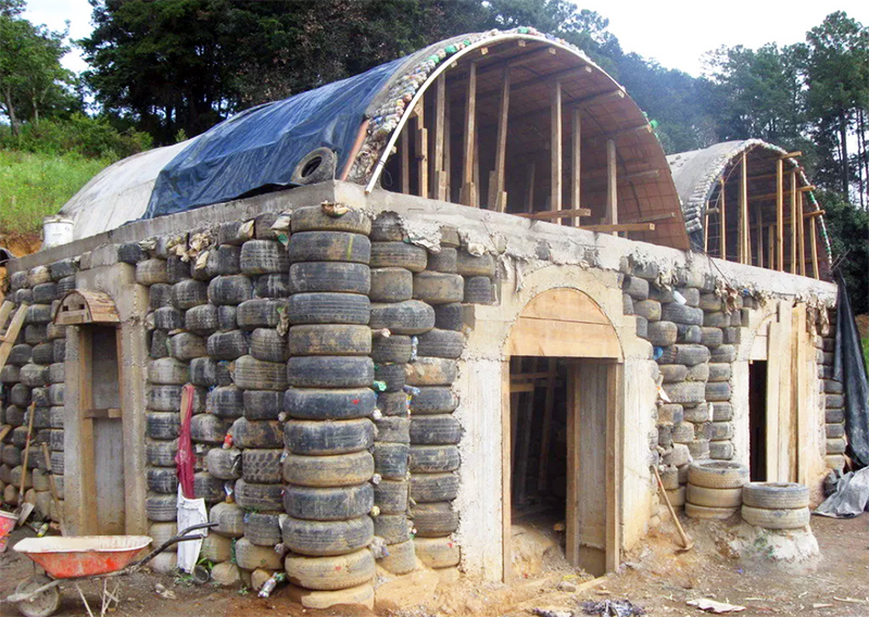 בנייני מגורים אמיתיים נבנים מצמיגים באפריקה, ובהחלט ניתן לבנות סככה