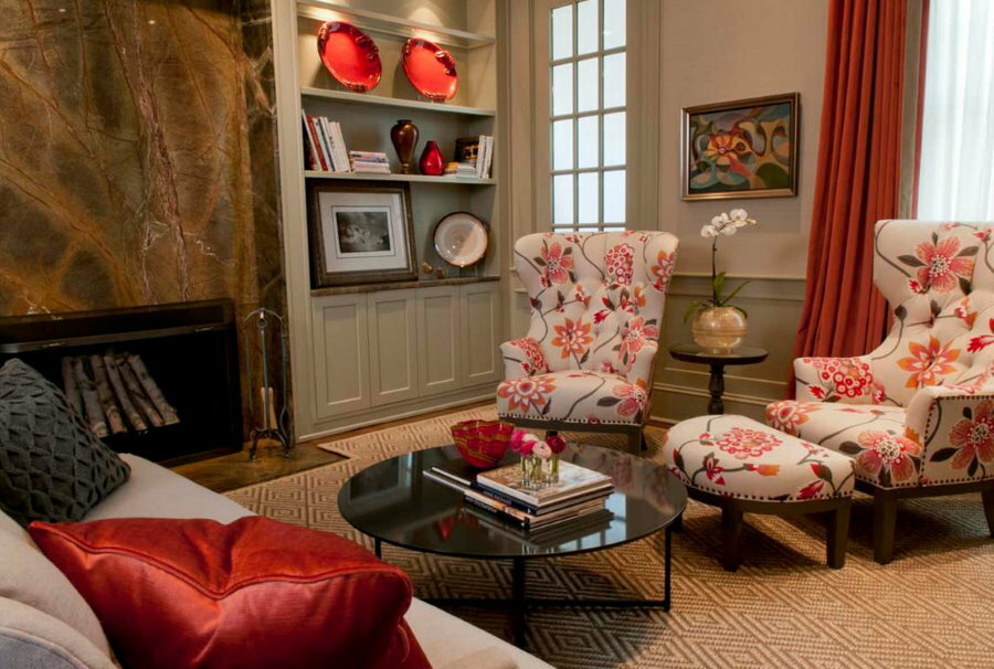 Komfortabel lænestol med stativ i et værelse i et privat hus