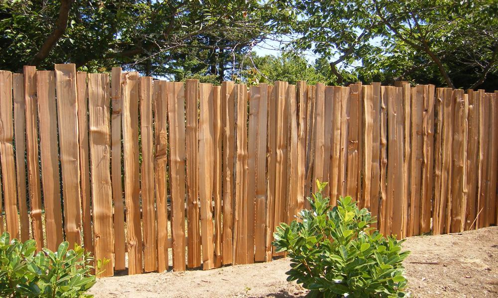 valla de madera en el pueblo