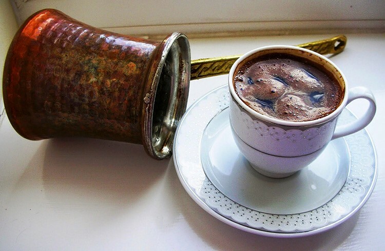 No final do preparo, é aconselhável deitar o café nas xícaras para não permitir que os óleos se desgastem.