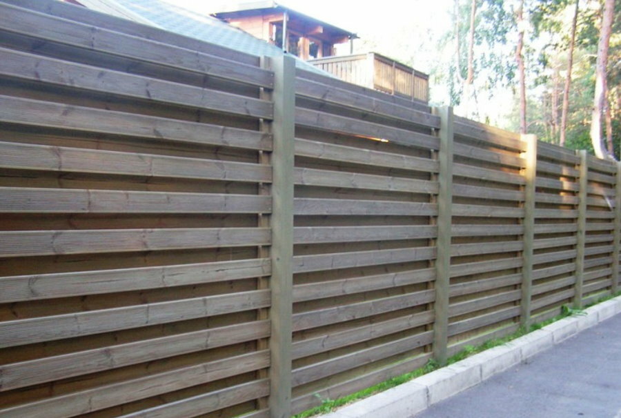 Sturdy, horizontal plank fence