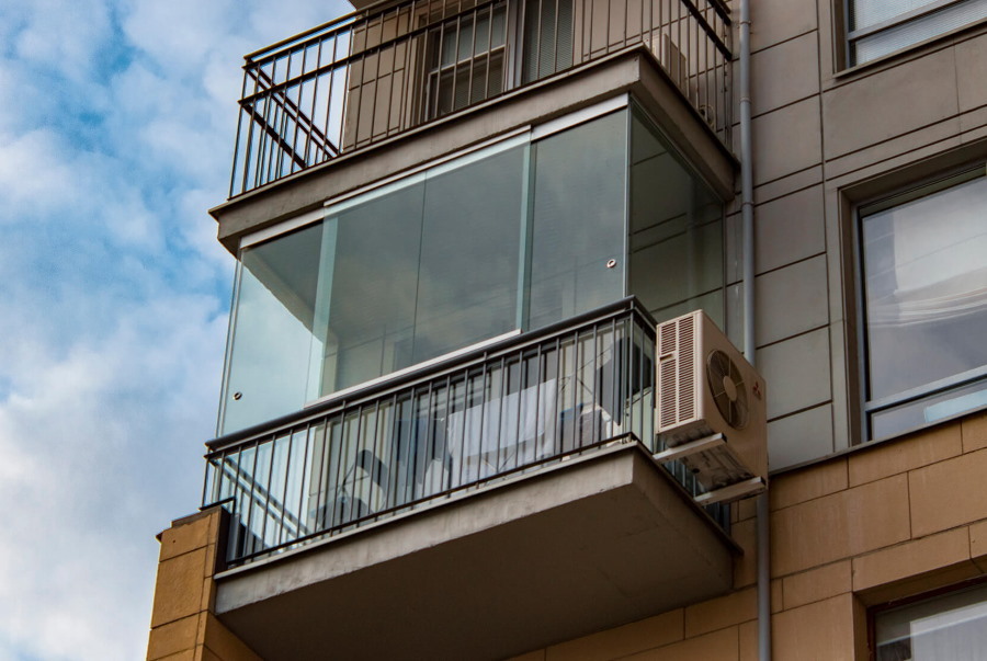 Foto utanför balkongen med ramlösa glasrutor