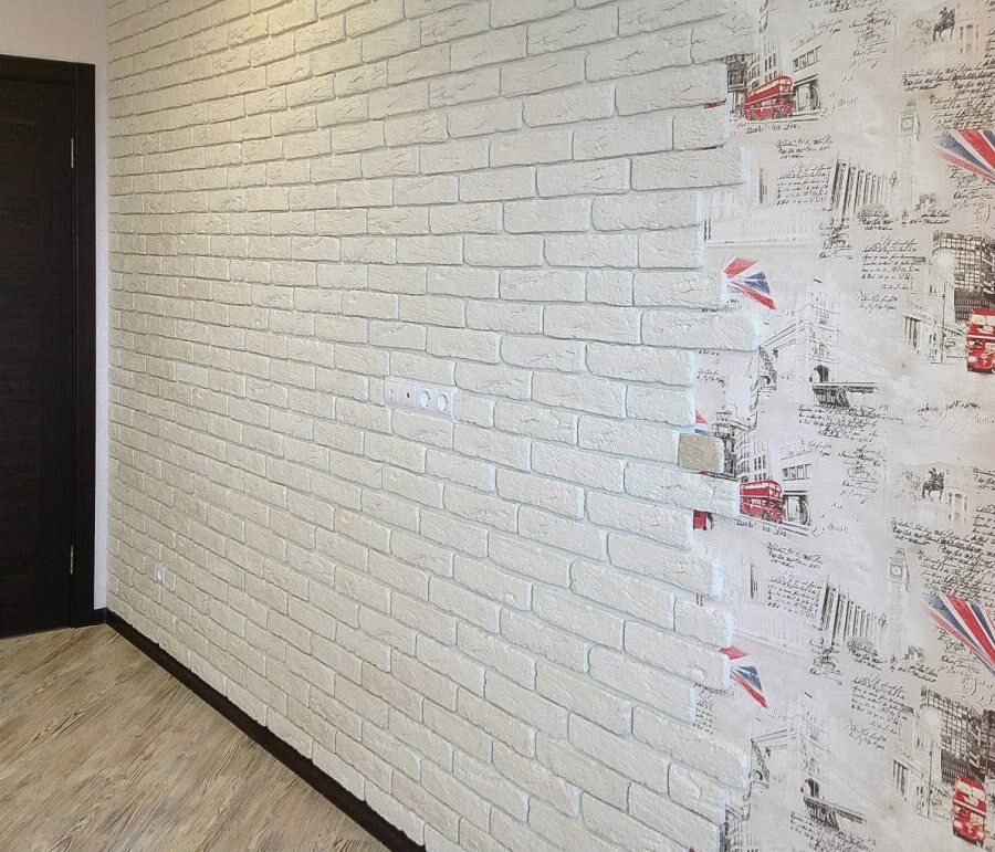 Et eksempel på dekorativ vægdekoration med tapet af mursten