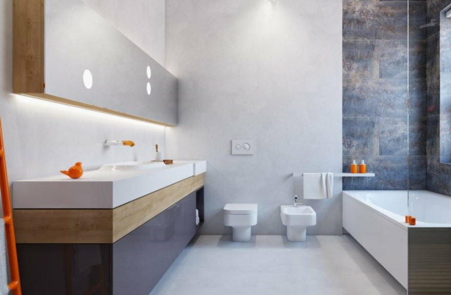 Oranje decor in een minimalistische badkamer