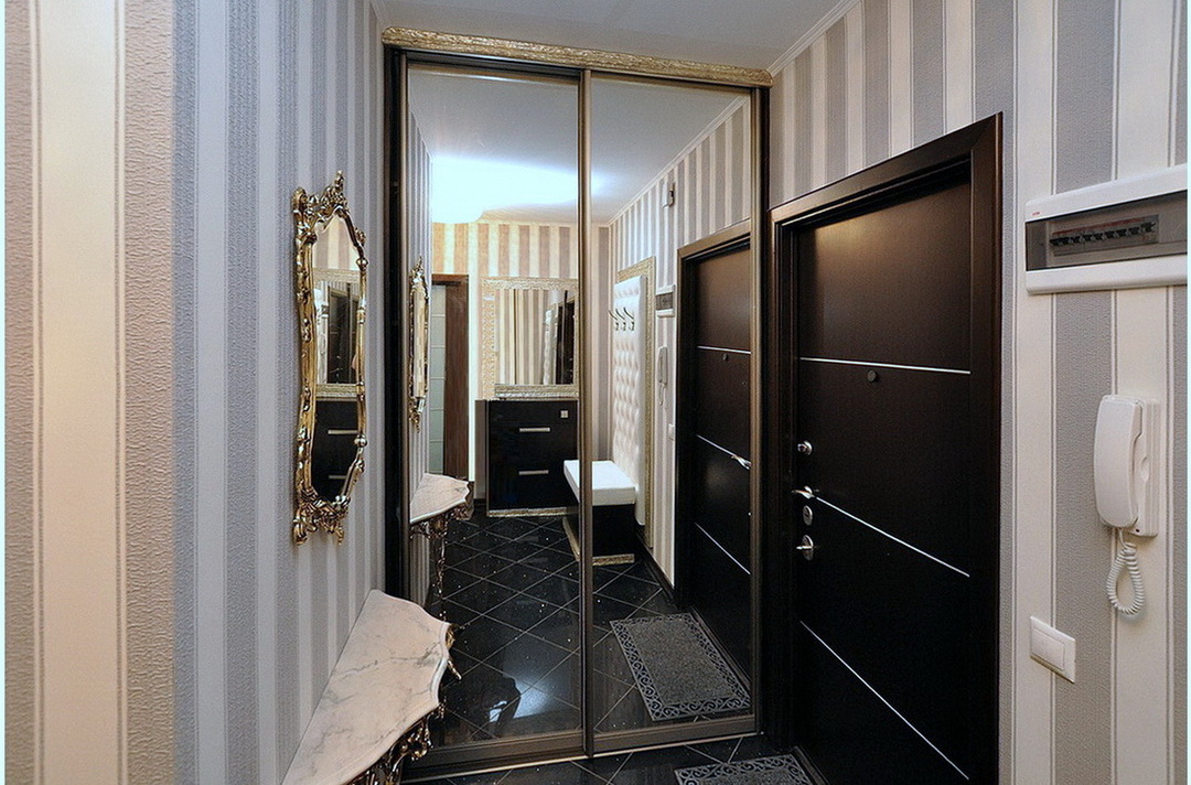 Inbyggd garderob med speglar på dörrarna