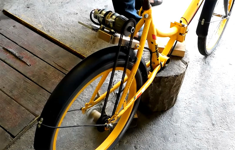 En elektrisk cykel fra en gammel skruetrækker er i drift, du kan køre