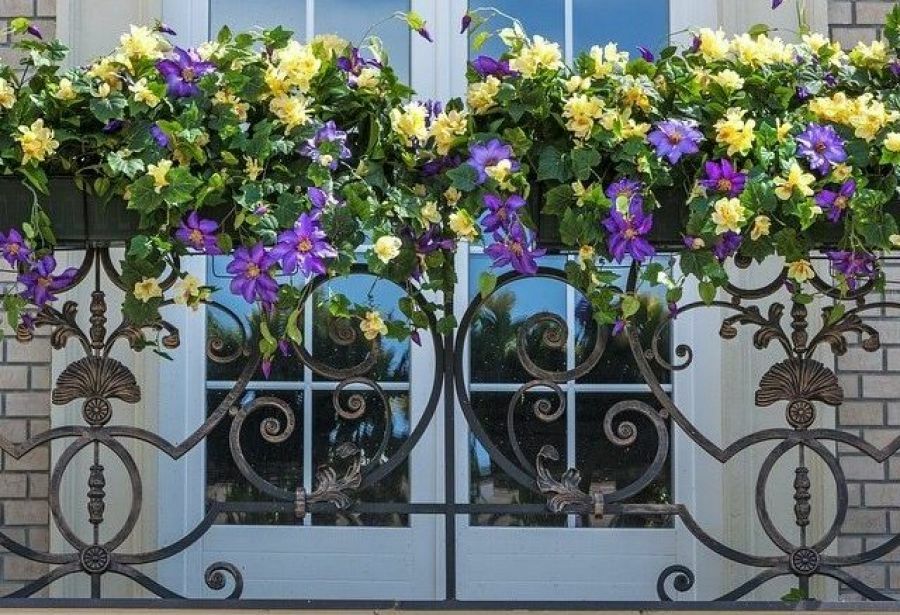 Zdobenie balkónového plotu čerstvými kvetmi