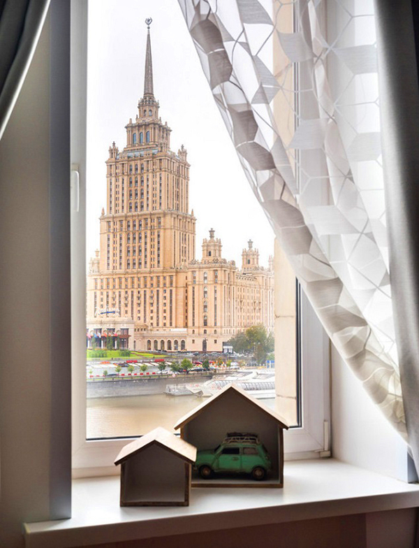 A janela oferece uma vista deslumbrante do hotel " Ucrânia" e do aterro
