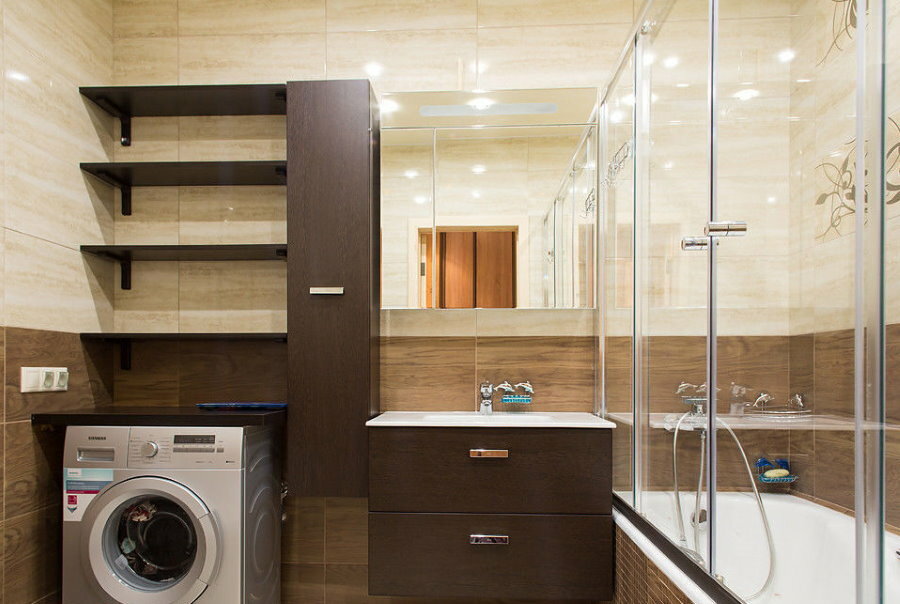 Máquina de lavar roupa no banheiro com área de 5,5 m²