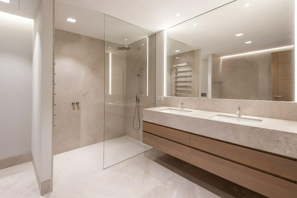 Douche sans bac dans une salle de bain minimaliste