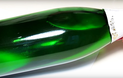 Hoe versier je een fles champagne op een originele manier voor het nieuwe jaar