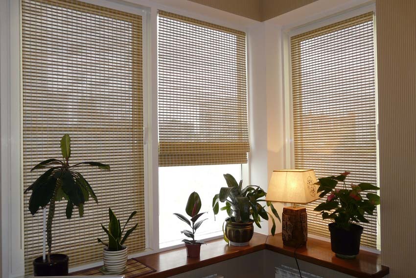 Bambusz függönyök egy kis erkély ablakain