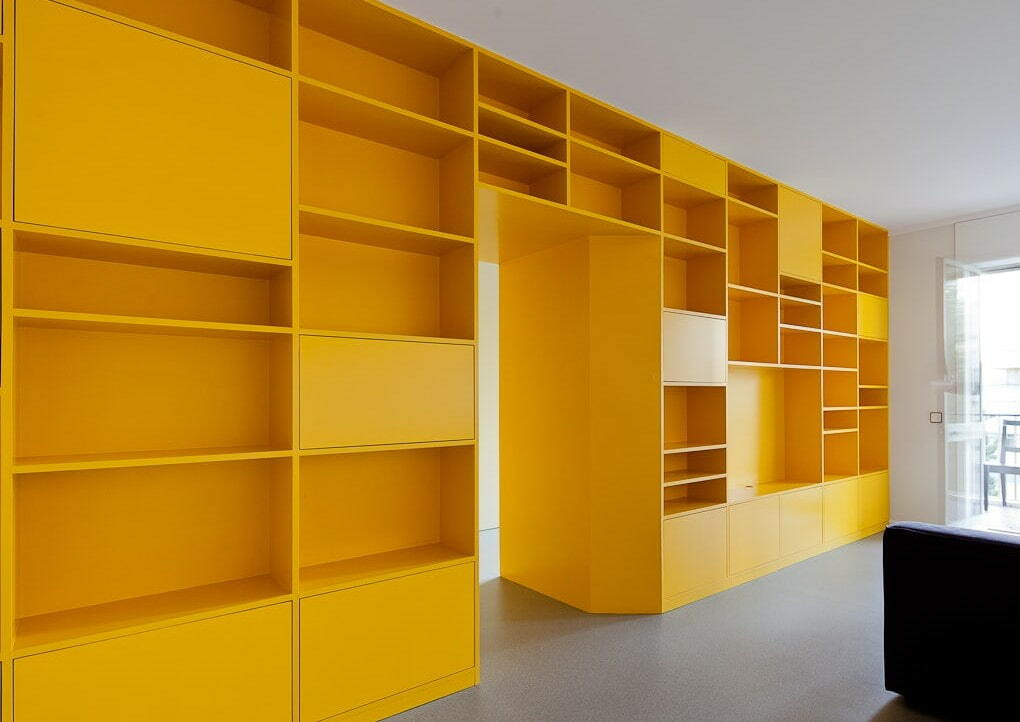 Armário divisório amarelo feito de material laminado