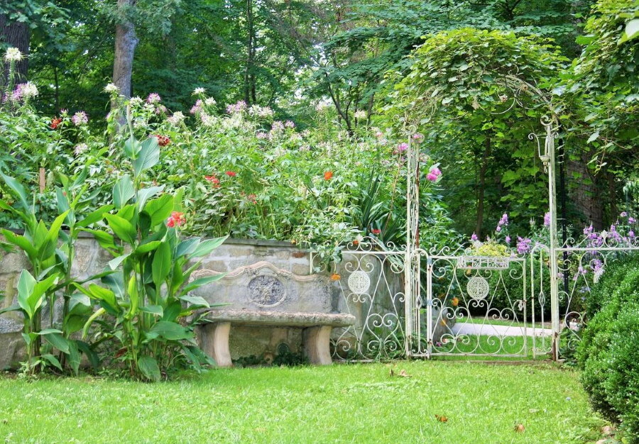 Ławka betonowa w przedniej części działki ogrodowej