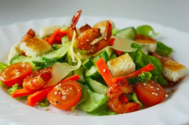 The most delicious salads with shrimps