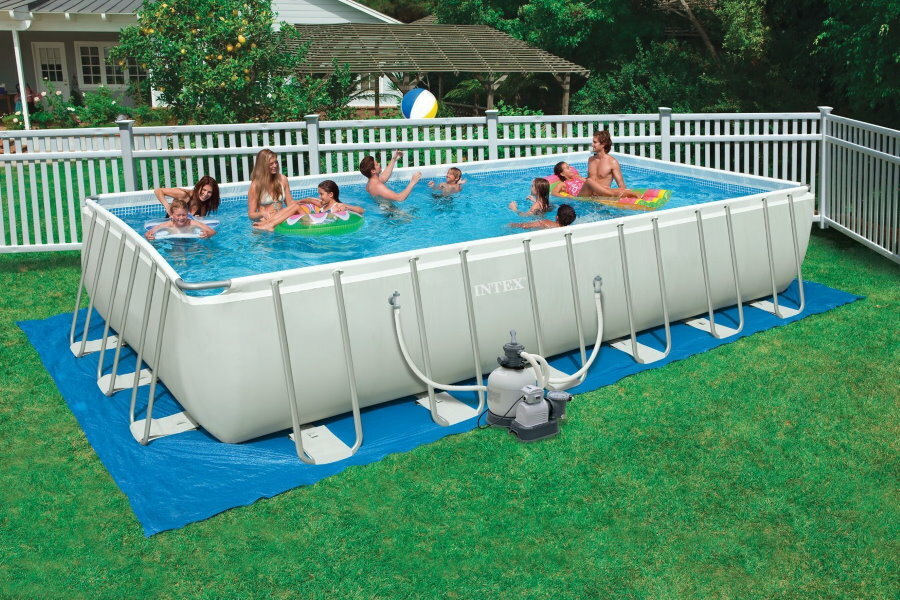 Family pool with rigid sides in the country