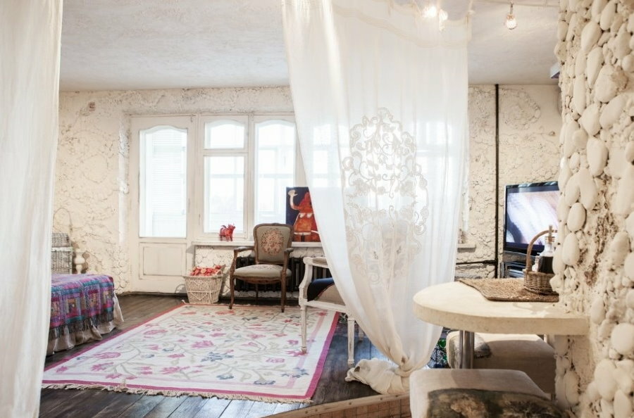 Fehér függöny egy stúdió elrendezésű apartmanban