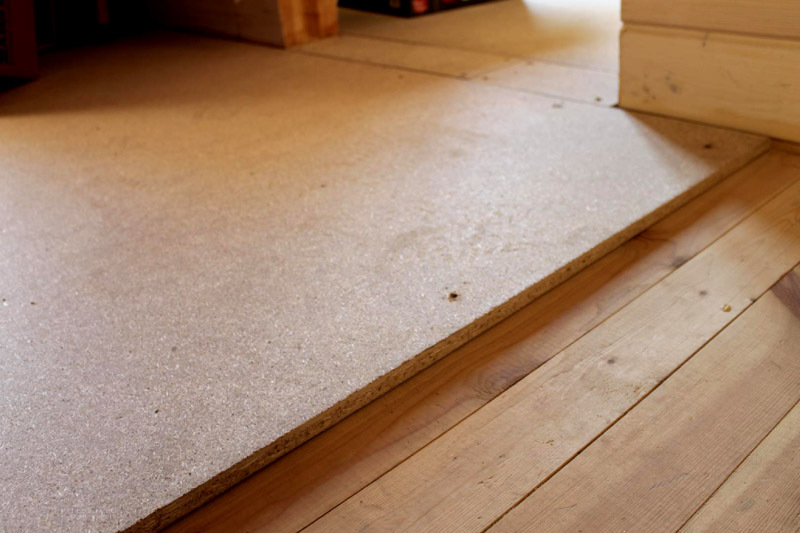 With the help of chipboard, you can perfectly level the floor