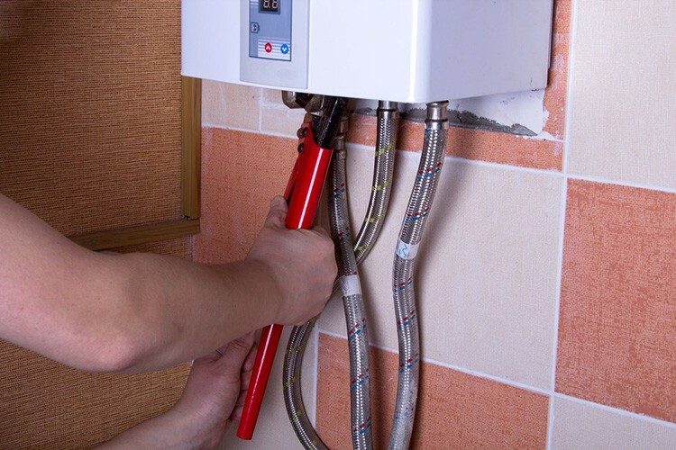 Elke gasverwarmer heeft een aftapkraan, maar deze mag alleen worden gebruikt bij het demonteren van apparatuur.